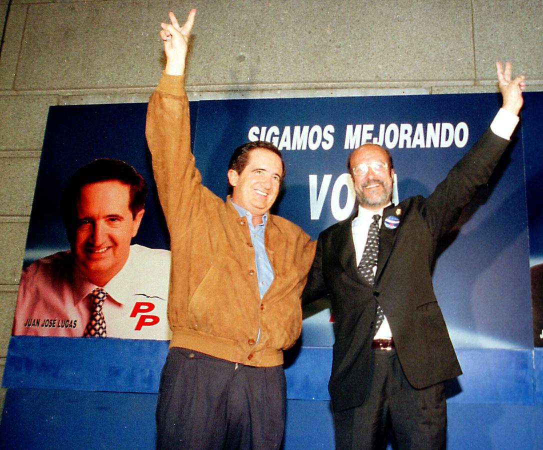 28.05.99 El presidente de la Junta de Castilla y León y candidato a la reelección en este cargo, Juan José Lucas (I), y el candidato a la alcaldía de Valladolid, Javier León de la Riva (D), abrieron hoy en Valladolid la campaña electoral del PP.