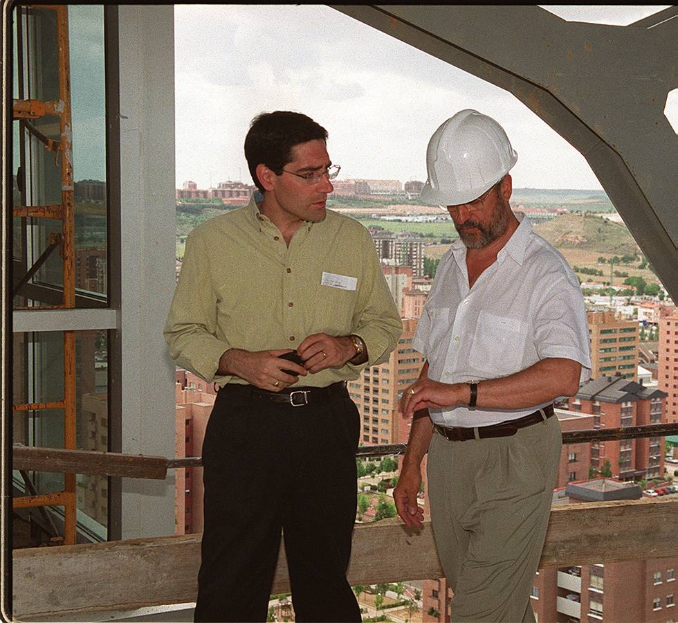 01.06.99 Jesús Enríquez (i) junto al alcalde Javier León de la Riva, durante la visita a las obras del Edificio Duque de Lerma.