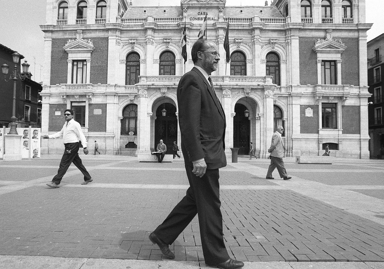 09.06.99 Javier León de la Riva posa delante del Ayuntamiento.