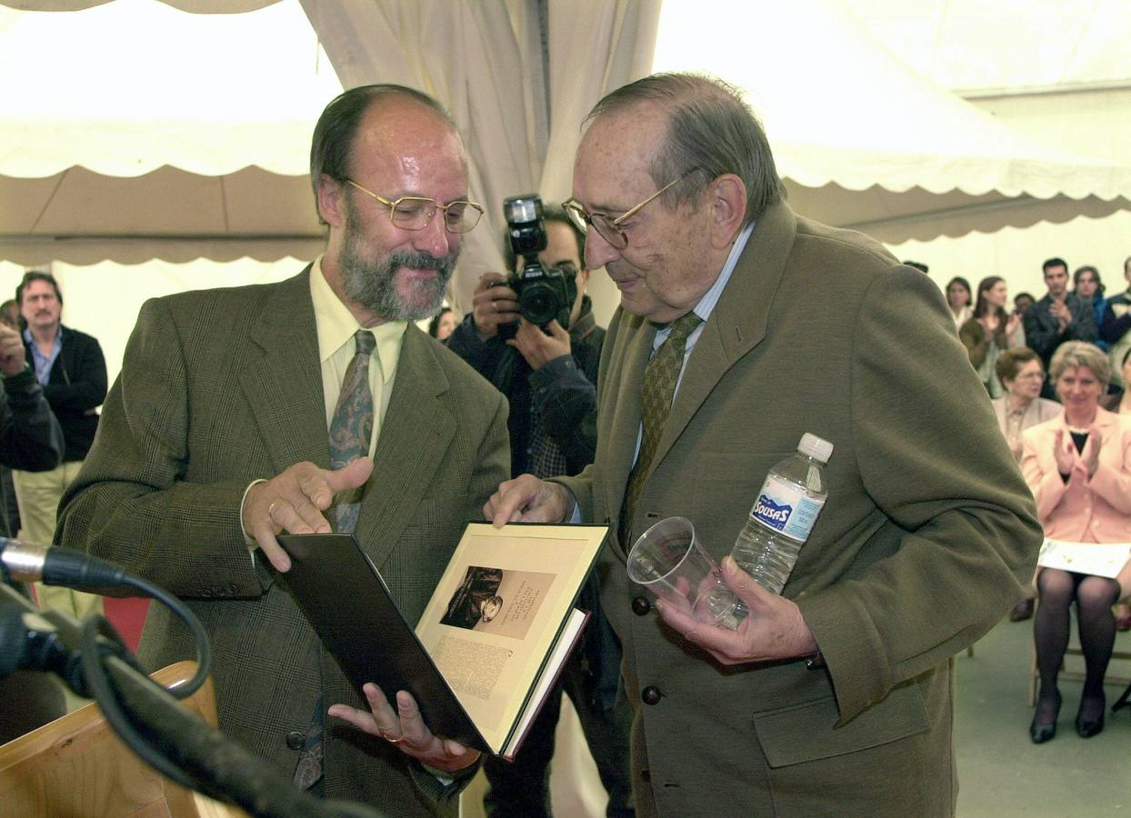 07.05.00 Javier León de la Riva entrega a Miguel Delibes un libro con todas las firmas y dedicatorias de las personas que han leído los fragmentos de su libro 'El Hereje' como homenaje al escritor vallisoletano durante la Feria del Libro.