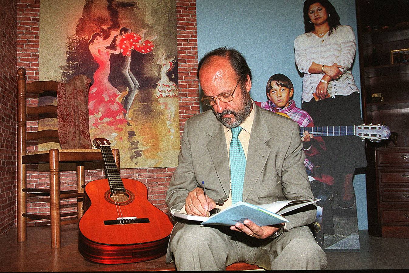 11.06.01 El alcalde de Valladolid, Javier León de la Riva, firma en el libro de honor del Centro de Cultura O Ujaripen durante su visita a una exposición sobre el pueblo gitano.