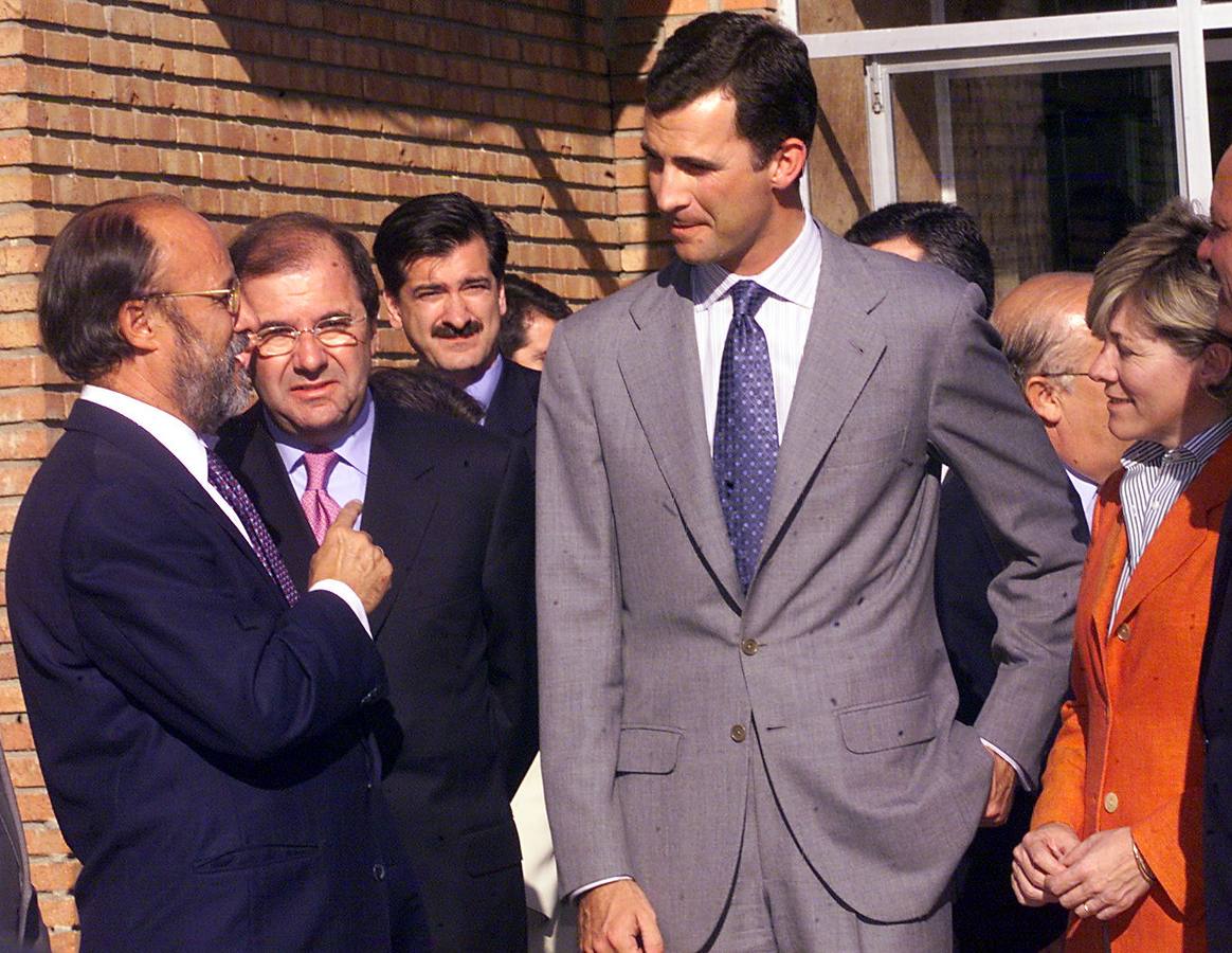 11.06.01 Javier León de la Riva, Juan Vicente Herrera, el Príncipe de Asturias Felipe de Borbón y Pilar del Castillo durante la inauguración del Campeonato de España Escolar 2001 en el Polideportivo Huerta del Rey.