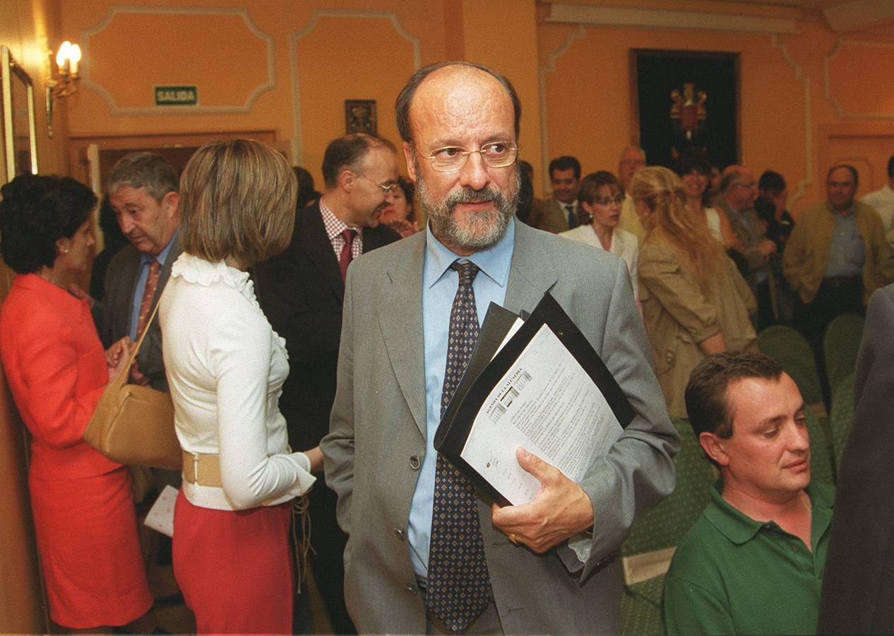 24.06.02 Javier León de la Riva junto a cargos provinciales del PP durante el acto presentado por su partido donde hizo un balance de su gestión al frente de la Alcaldía.