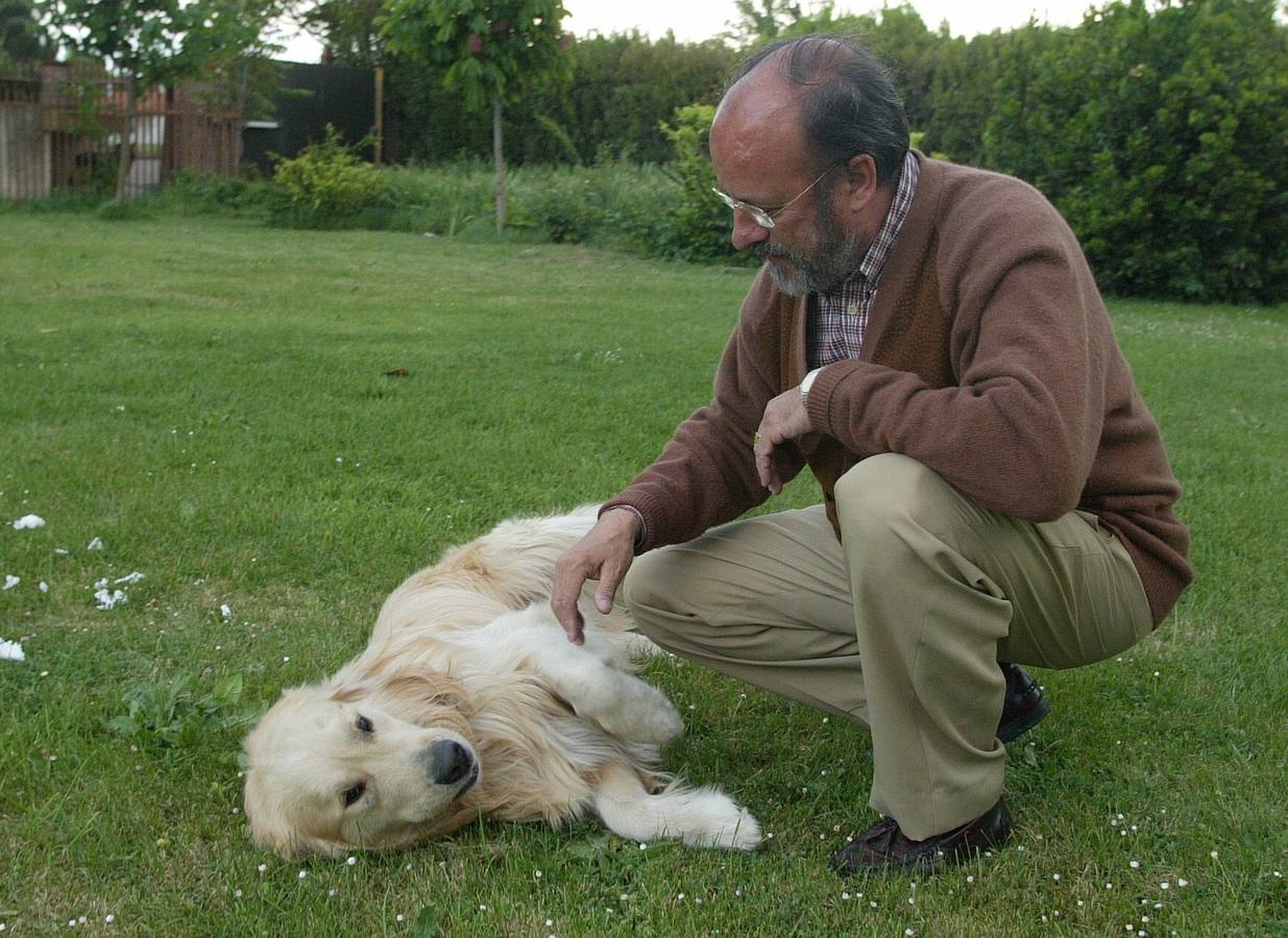 24.05.03 El candidato popular a la Alcaldía de Valladolid, Javier León de la Riva juega con su perro 'Trasgo' en el jardín de su caso, durante la jornada de reflexión.