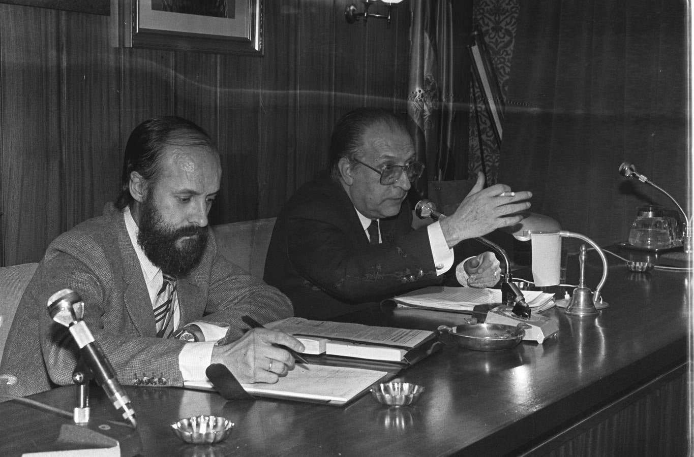 10.12.84 Javier León de la Riva y Miguel García en el Colegio Oficial de Médicos, durante la reunión informativa para analizar la Ley Básica de Sanidad.