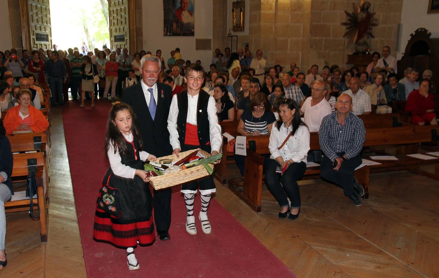 Ofrenda a la Virgen de La Fuencisla en la Fiesta del Día de la Tierra