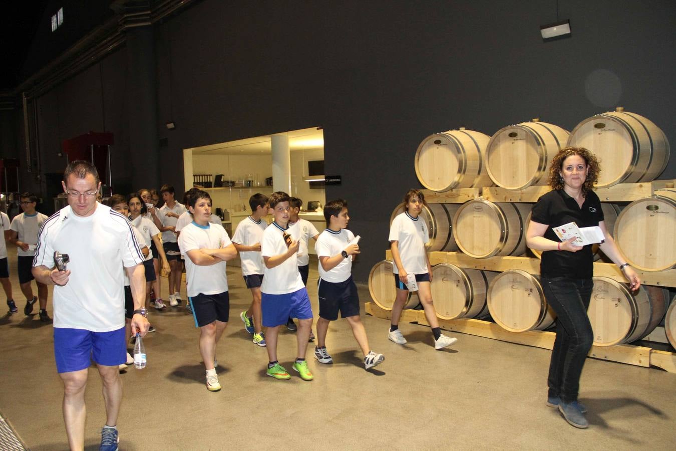 Alumnos de la Inmaculada de Peñafiel participan en un taller de poda en la bodega Cepa 21