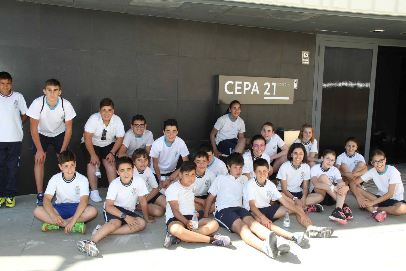 Alumnos de la Inmaculada de Peñafiel participan en un taller de poda en la bodega Cepa 21
