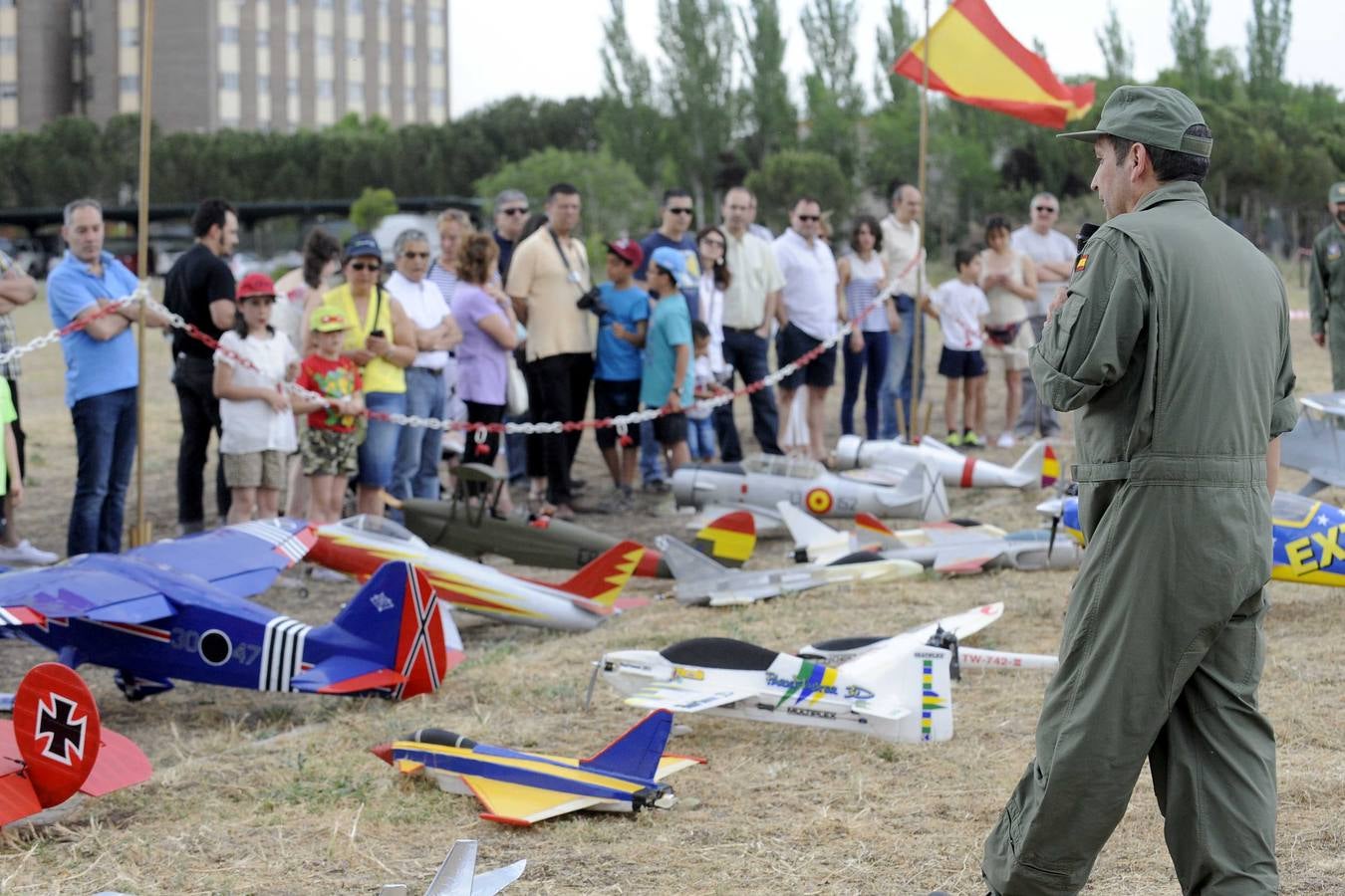 Exhibición de perros y aviones en el acuartelamiento de San Isidro (Valladolid)