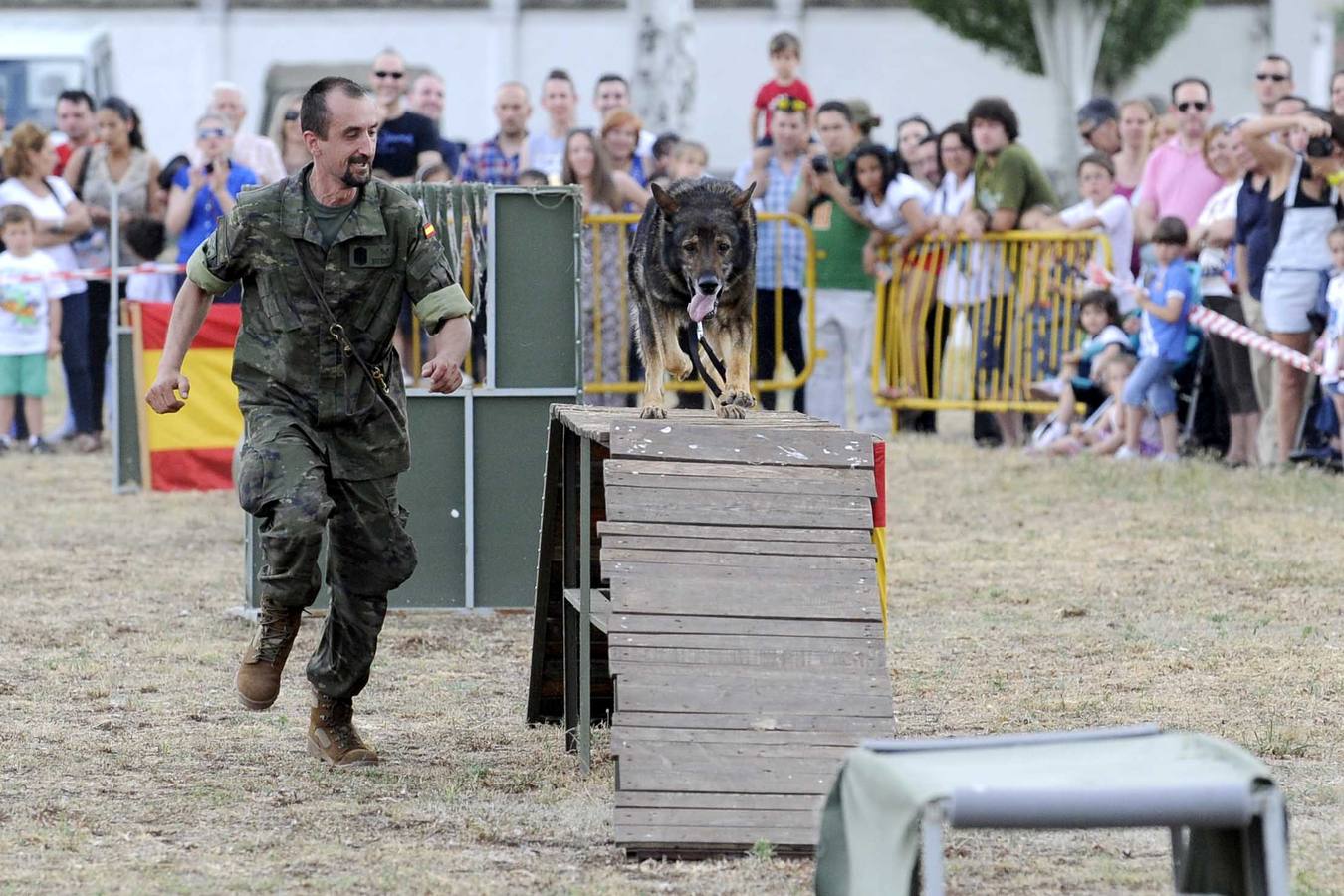 Exhibición de perros y aviones en el acuartelamiento de San Isidro (Valladolid)