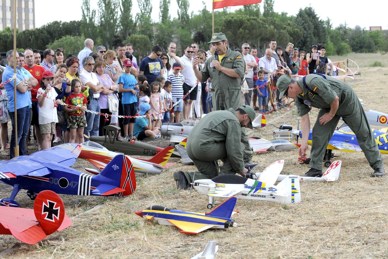 Exhibición de perros y aviones en el acuartelamiento de San Isidro (Valladolid)