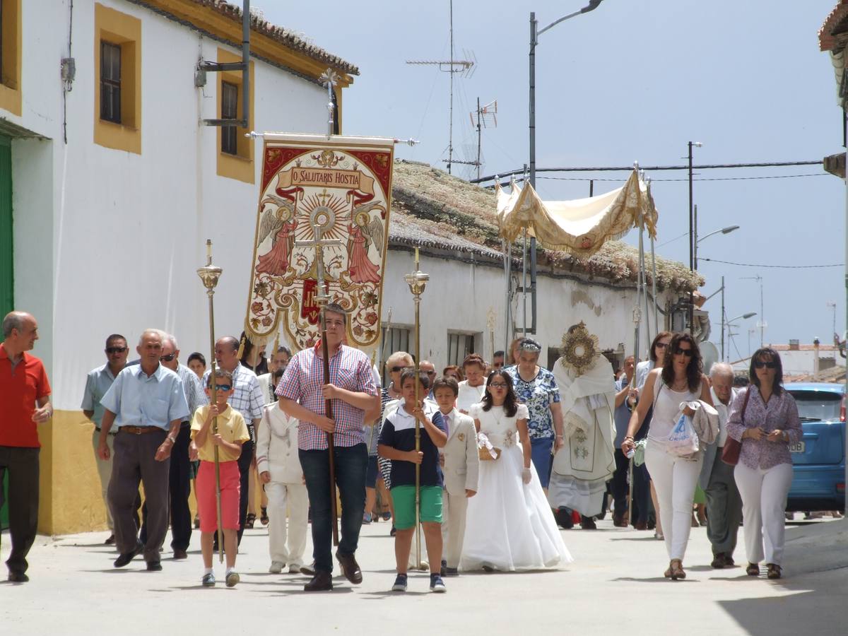 Los vecinos acudieron a la procesión en Cantalapiedra.