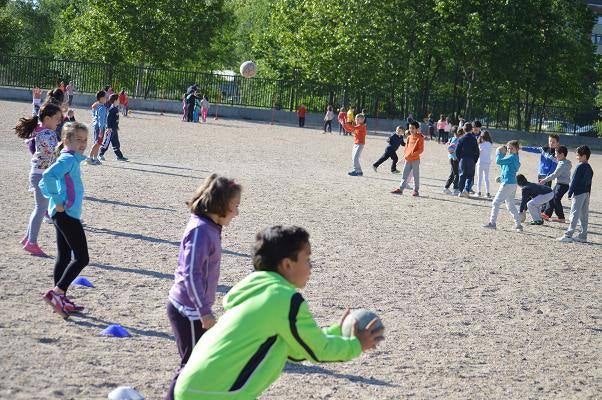 Alumnos del Miguel Delibes practican judo y balonmano con deportistas de élite