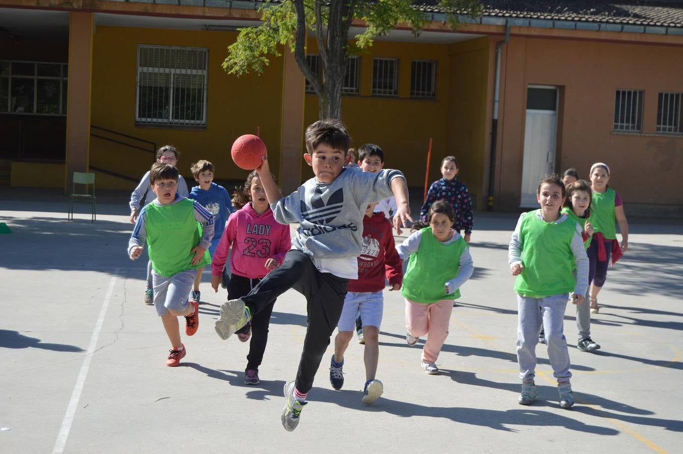 Alumnos del Miguel Delibes practican judo y balonmano con deportistas de élite