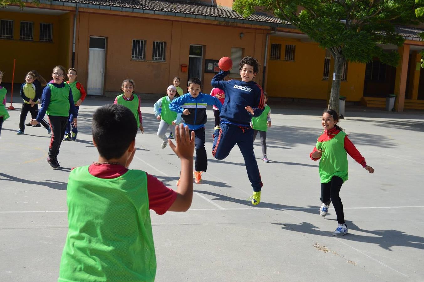 Alumnos del Miguel Delibes practican judo y balonmano con deportistas de élite