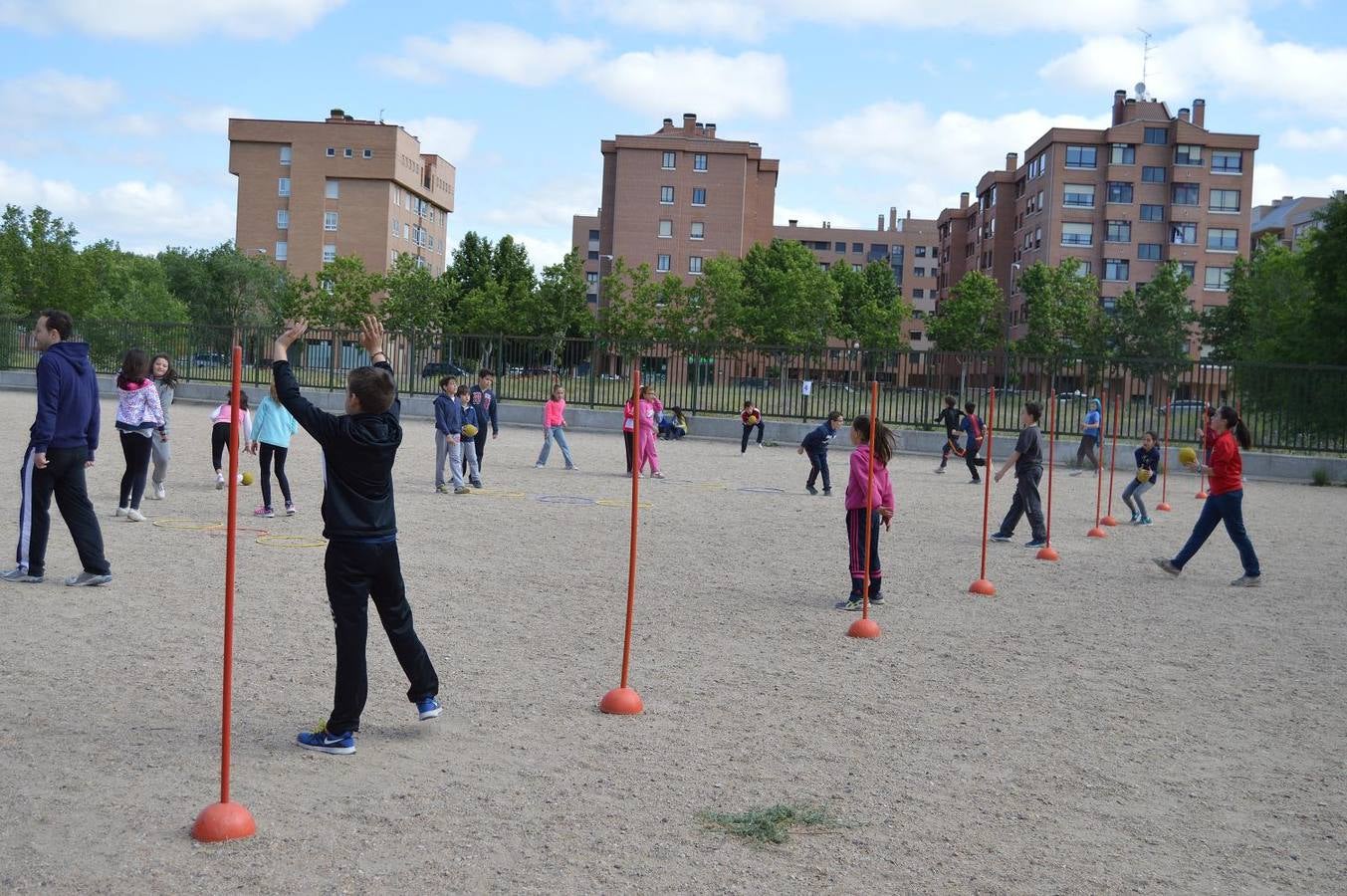 Alumnos del Miguel Delibes practican judo y balonmano con deportistas de élite