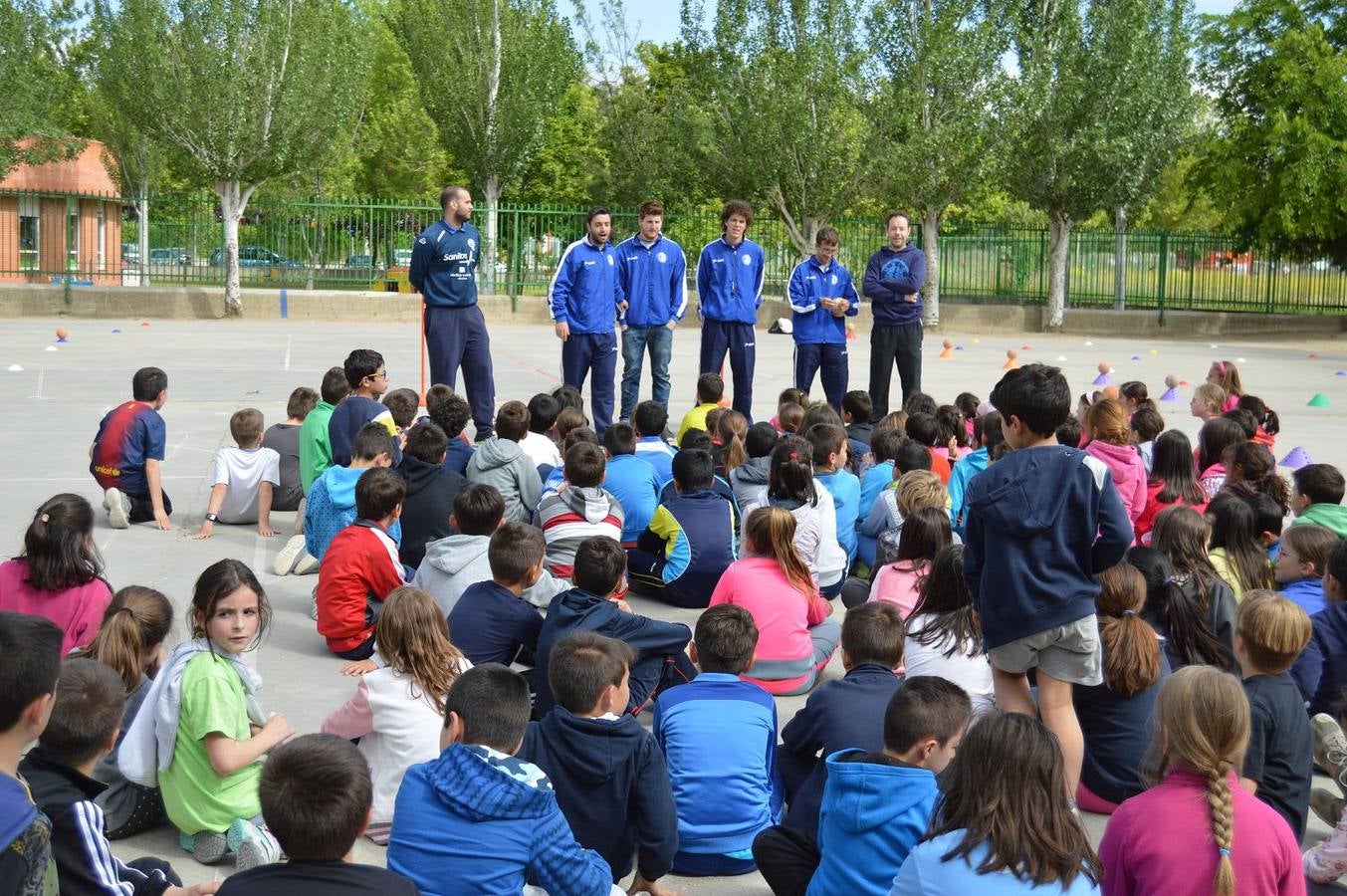 Alumnos del Miguel Delibes practican judo y balonmano con deportistas de élite