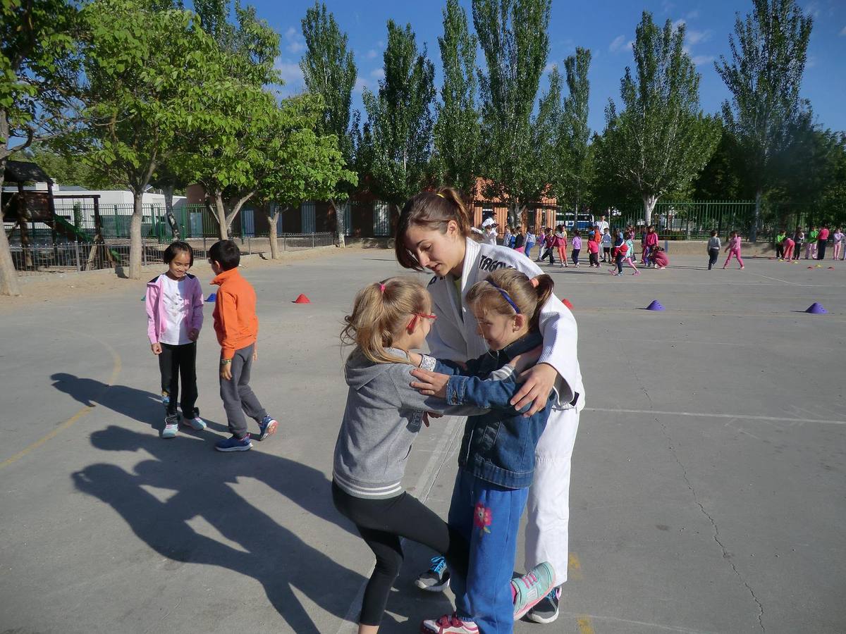 Alumnos del Miguel Delibes practican judo y balonmano con deportistas de élite