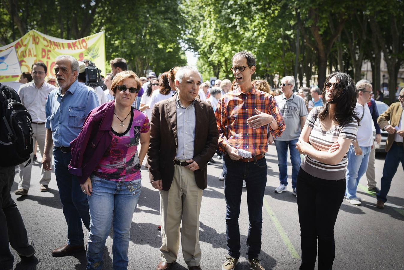 Pedro Zerolo (2i), en una de sus últimas apariciones públicas, durante la manifestación de la 'marea blanca'.