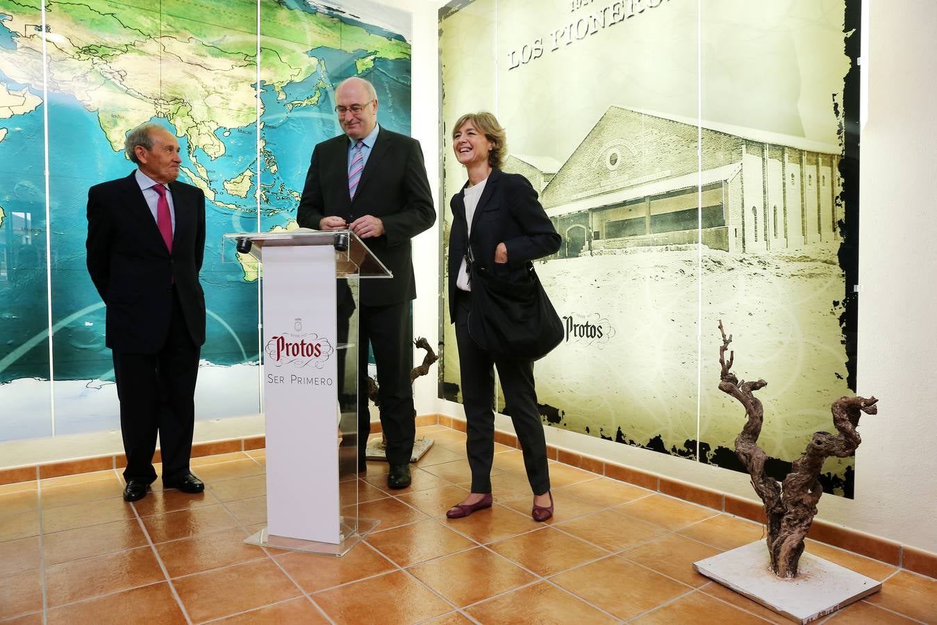 Visita del comisario europeo Phil Hogan a la Bodega de Protos en Peñafiel