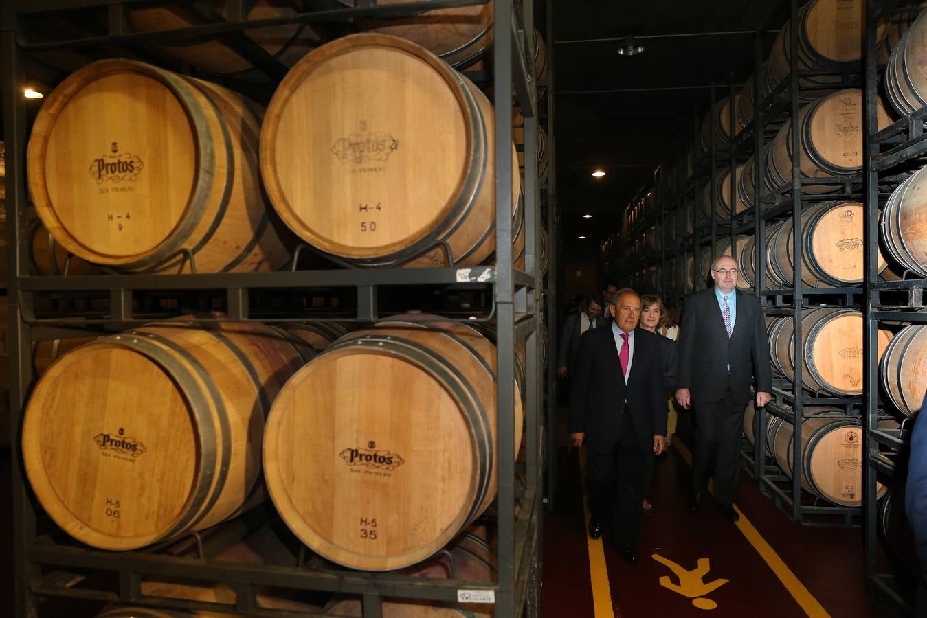 Visita del comisario europeo Phil Hogan a la Bodega de Protos en Peñafiel