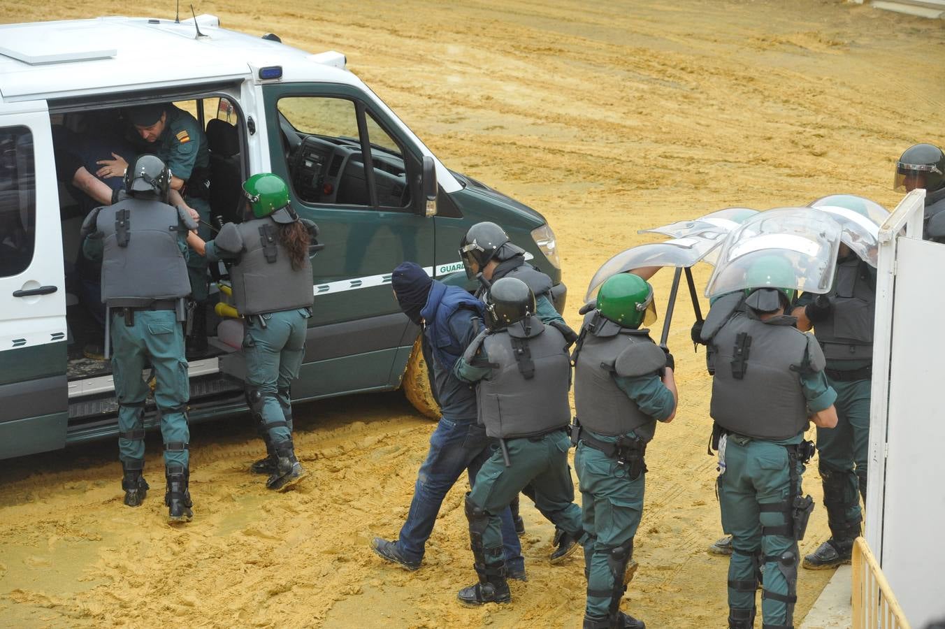 Un millar de alumnos de Tordesillas asiste a una demostración de actividades de la Guardia Civil en el marco del plan para la convivencia escolar