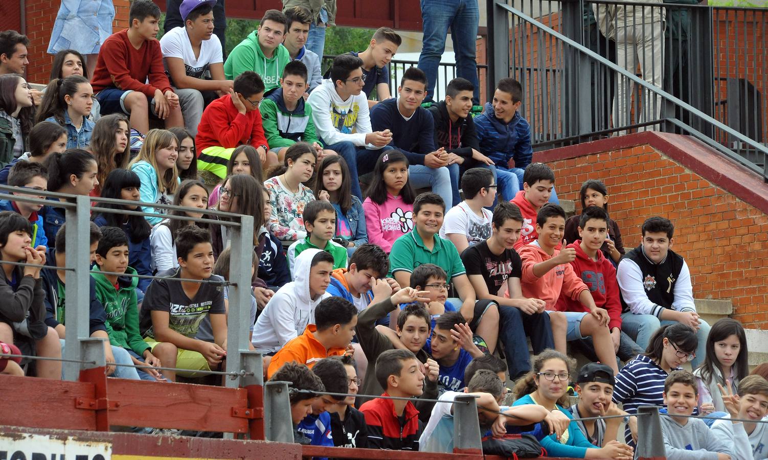 Un millar de alumnos de Tordesillas asiste a una demostración de actividades de la Guardia Civil en el marco del plan para la convivencia escolar
