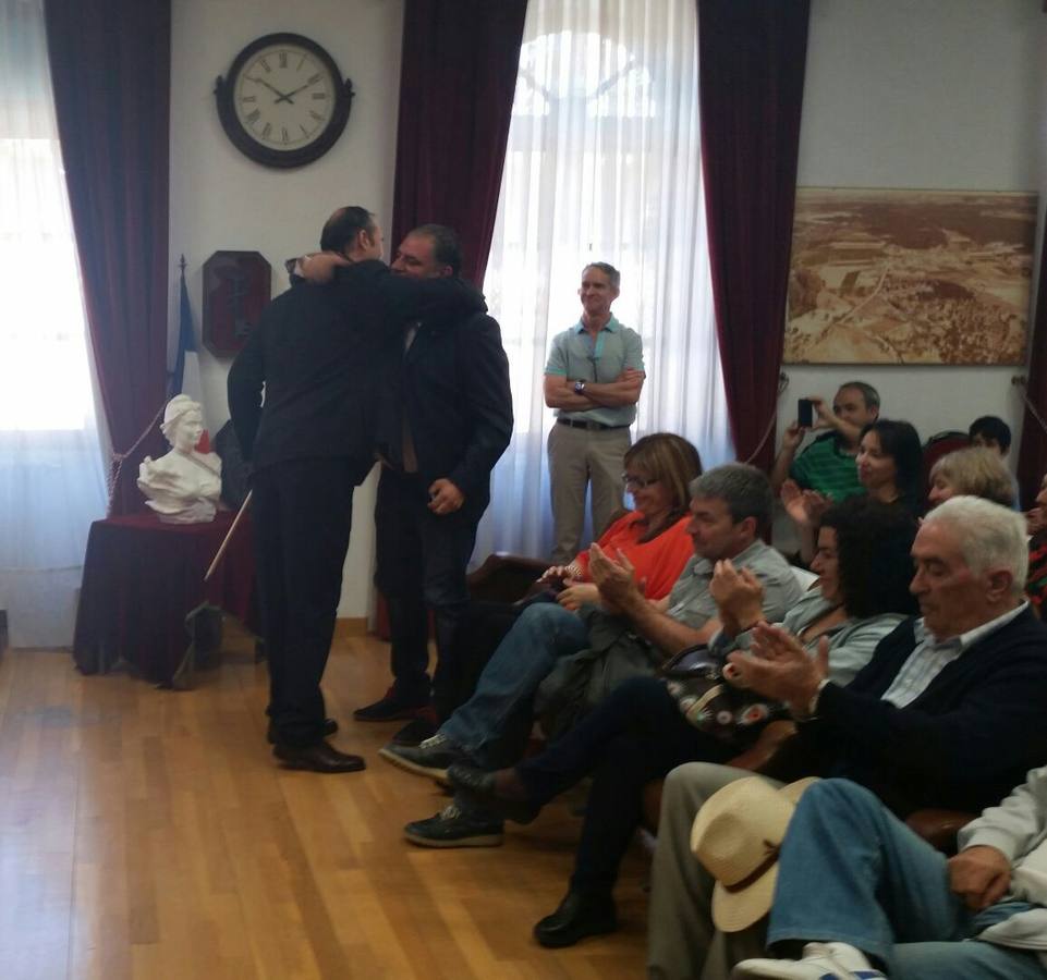 El nuevo alcalde de Tudela, Luis javier gomez, se abraza al saliente, Oscar soto.