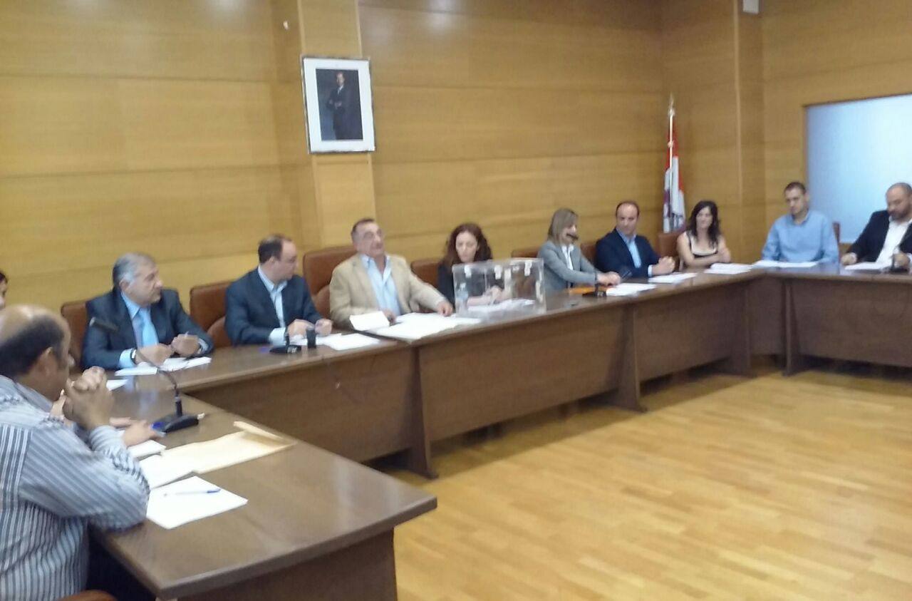 Expectación en el Salón de Plenos del Ayuntamiento de Íscar.