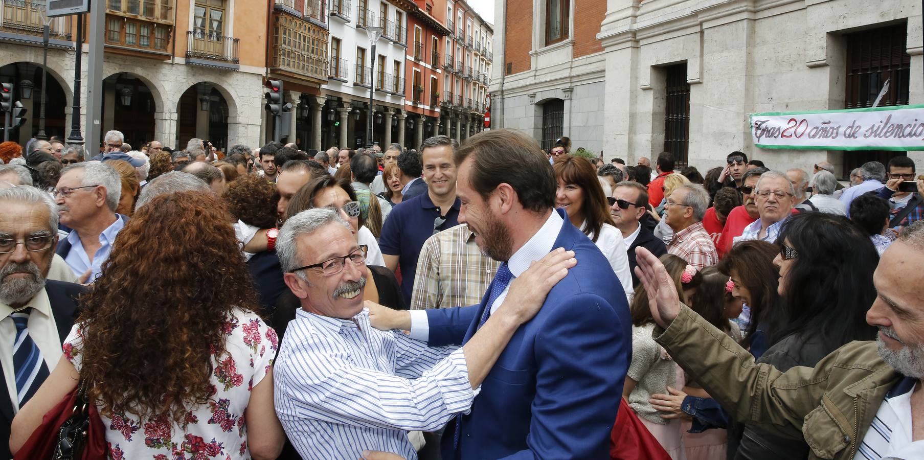 Varios centenares de personas se concentran en el Ayuntamiento de Valladolid