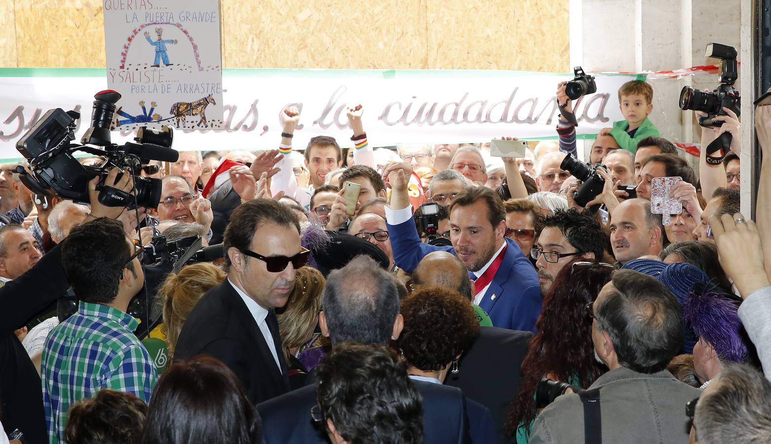Varios centenares de personas se concentran en el Ayuntamiento de Valladolid
