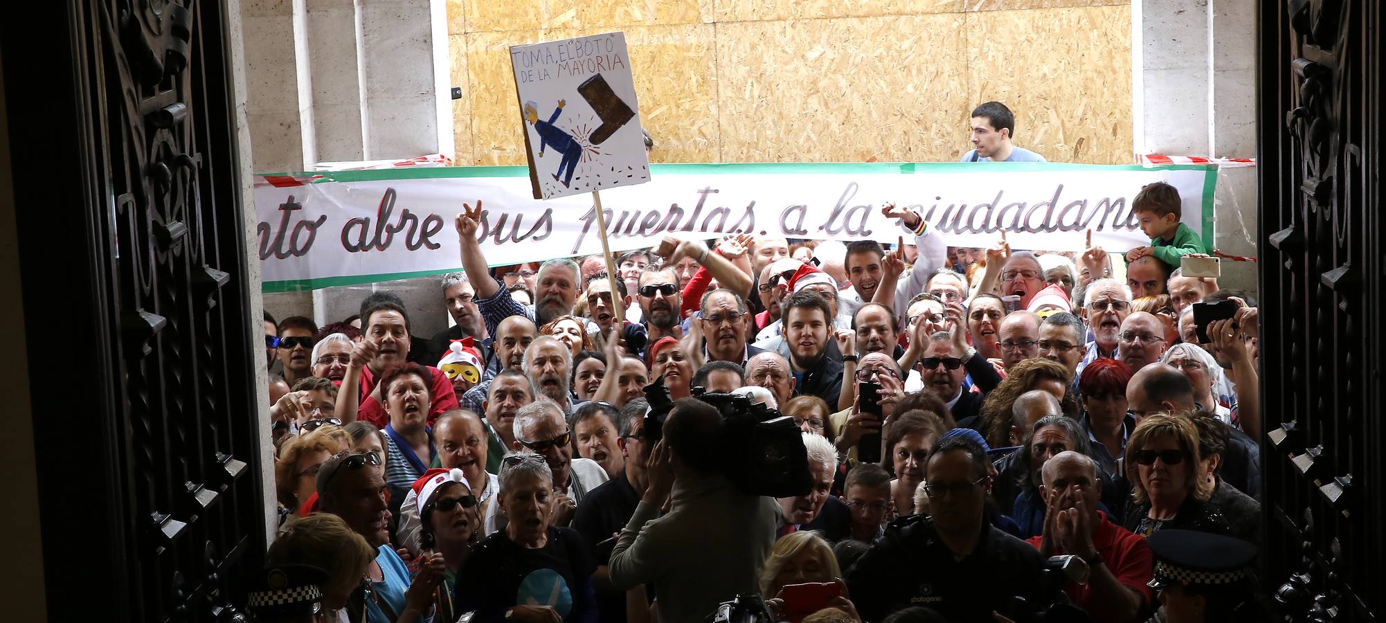 Varios centenares de personas se concentran en el Ayuntamiento de Valladolid