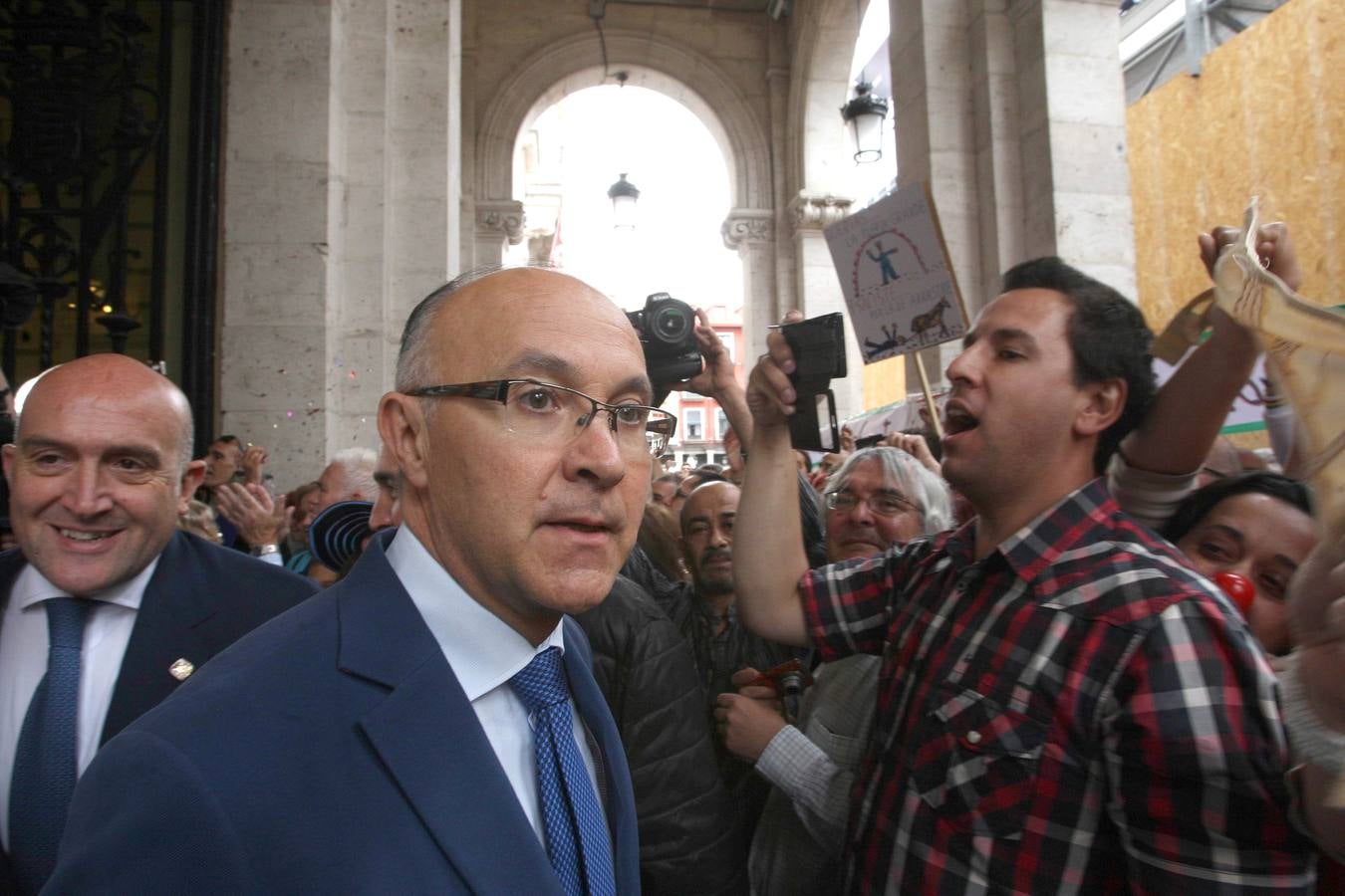 Varios centenares de personas se concentran en el Ayuntamiento de Valladolid