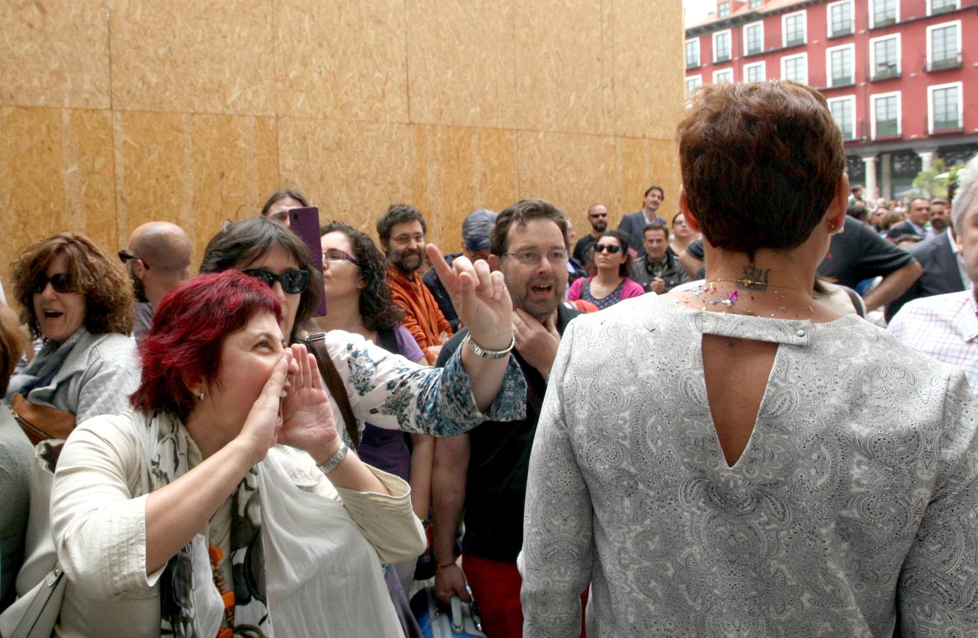 Varios centenares de personas se concentran en el Ayuntamiento de Valladolid
