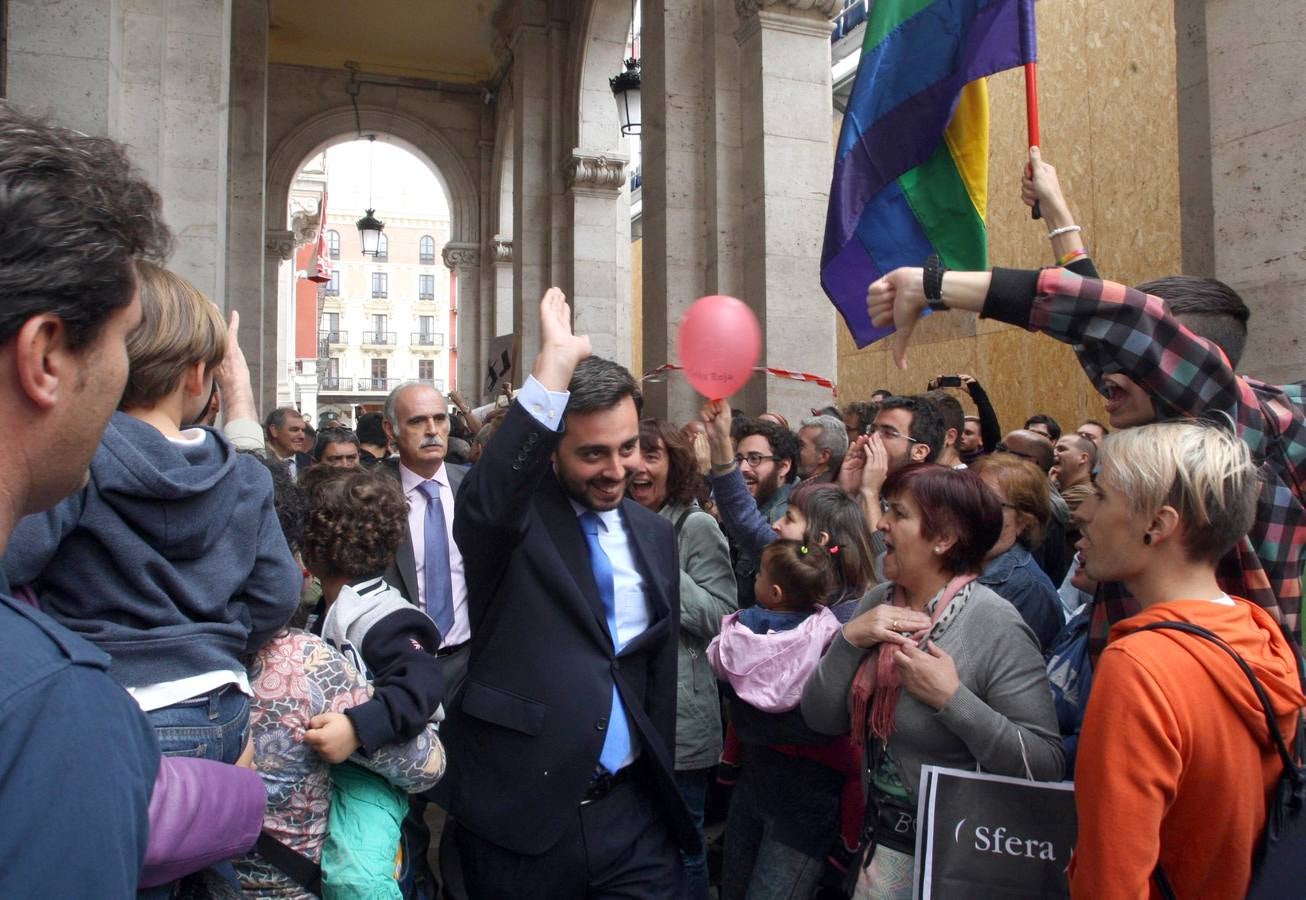 Varios centenares de personas se concentran en el Ayuntamiento de Valladolid