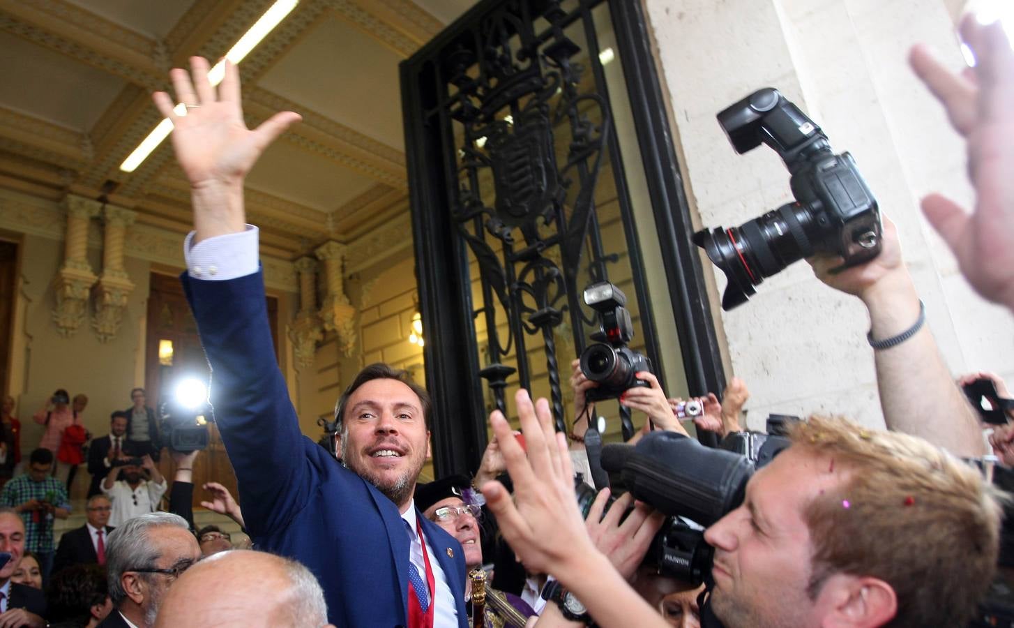 Varios centenares de personas se concentran en el Ayuntamiento de Valladolid