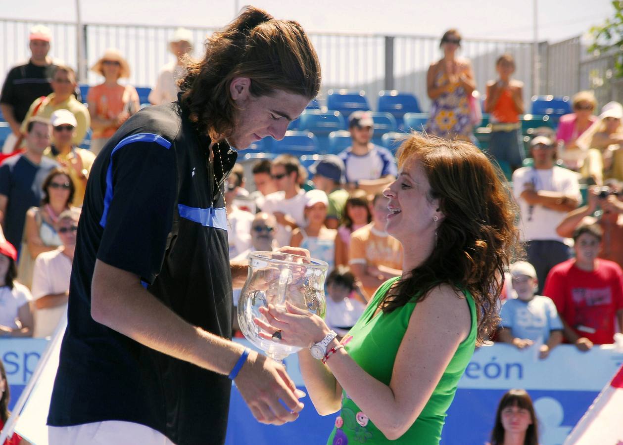 El tenista argentino Juan Martín del Potro recibe de manos de la consejera de Cultura y Turismo de Castilla y León, Silvia Clemente, el trofeo de campeón del Open Castilla y León de tenis. 06/08/2006