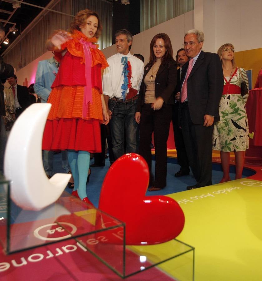 La diseñadora Agatha Ruiz de la Prada, junto a Silvia Clemente y Juan Carlos Aparicio (derecha), durante la inauguración de la exposición 'Caos, color, concepto... 25 años de universo conceptual de Ágatha Ruiz de la Prada' 26/04/2007