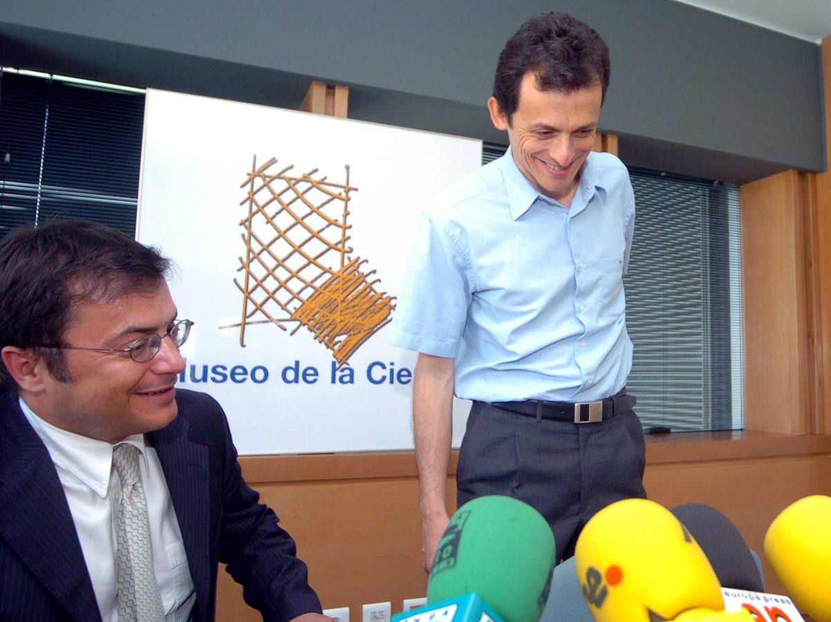 El director del Museo de la Ciencia (i), José Antonio Gil Verona, y el astronauta español, Pedro Duque, durante la visita al museo. 06/07/2004