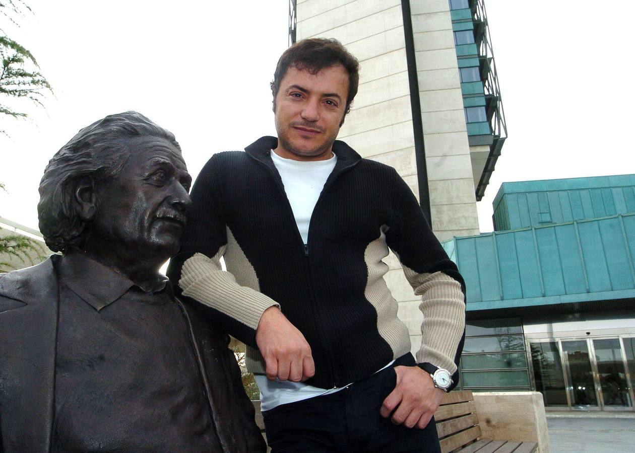 El director del Museo de la Ciencia de Valladolid, José Antonio Gil Verona, junto a la estatua de Einstein y con la sede del museo detrás. 03/01/2006