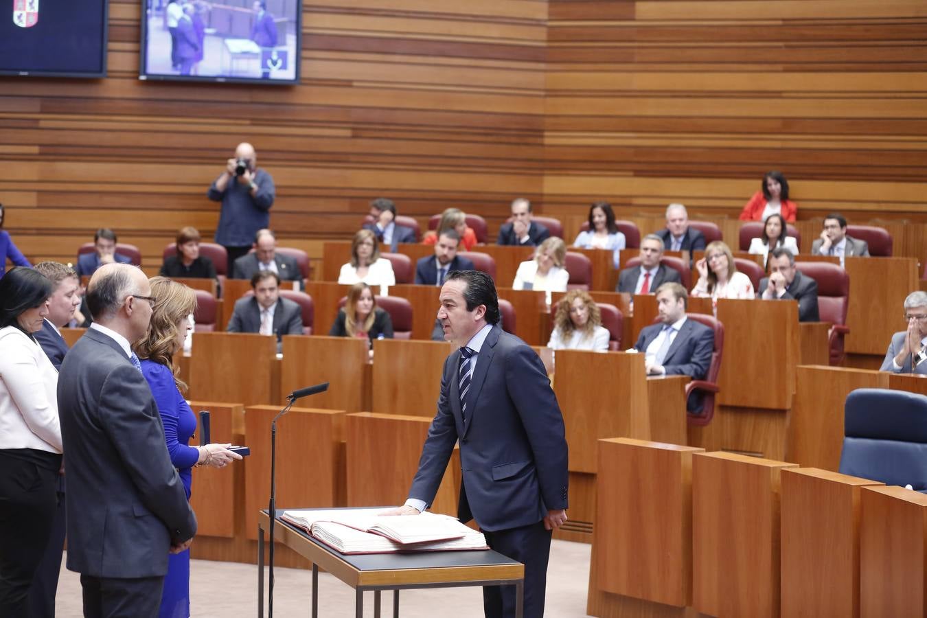 El procurador popular Vidal Galicia Jaramillo toma posesión de su cargo.