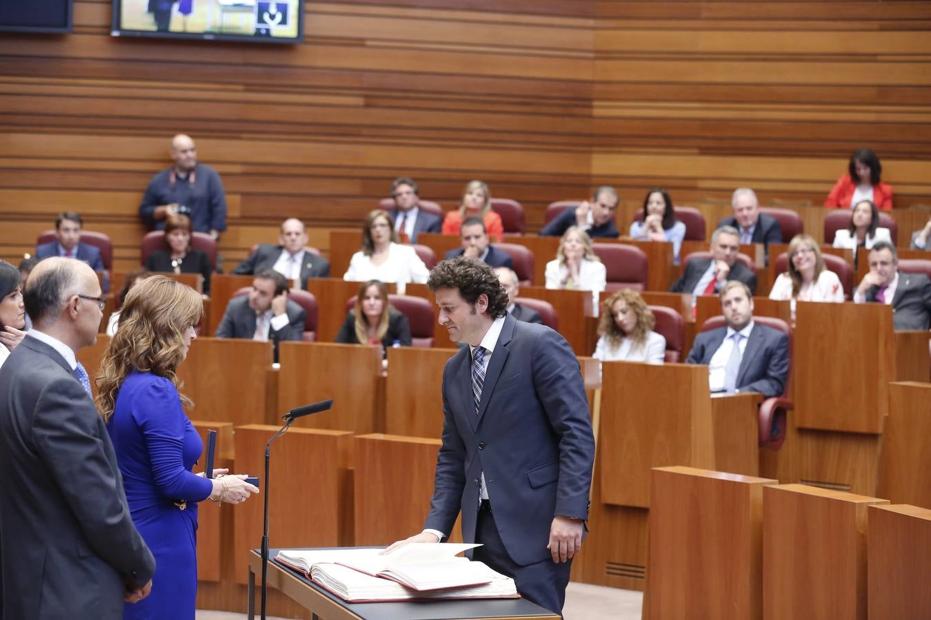 El procurador popular Manuel García Martínez toma posesión de su cargo.