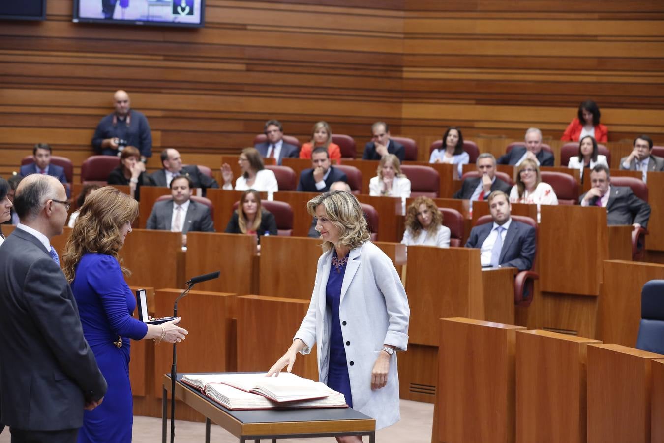 La procuradora popular Alicia García toma posesión de su cargo.