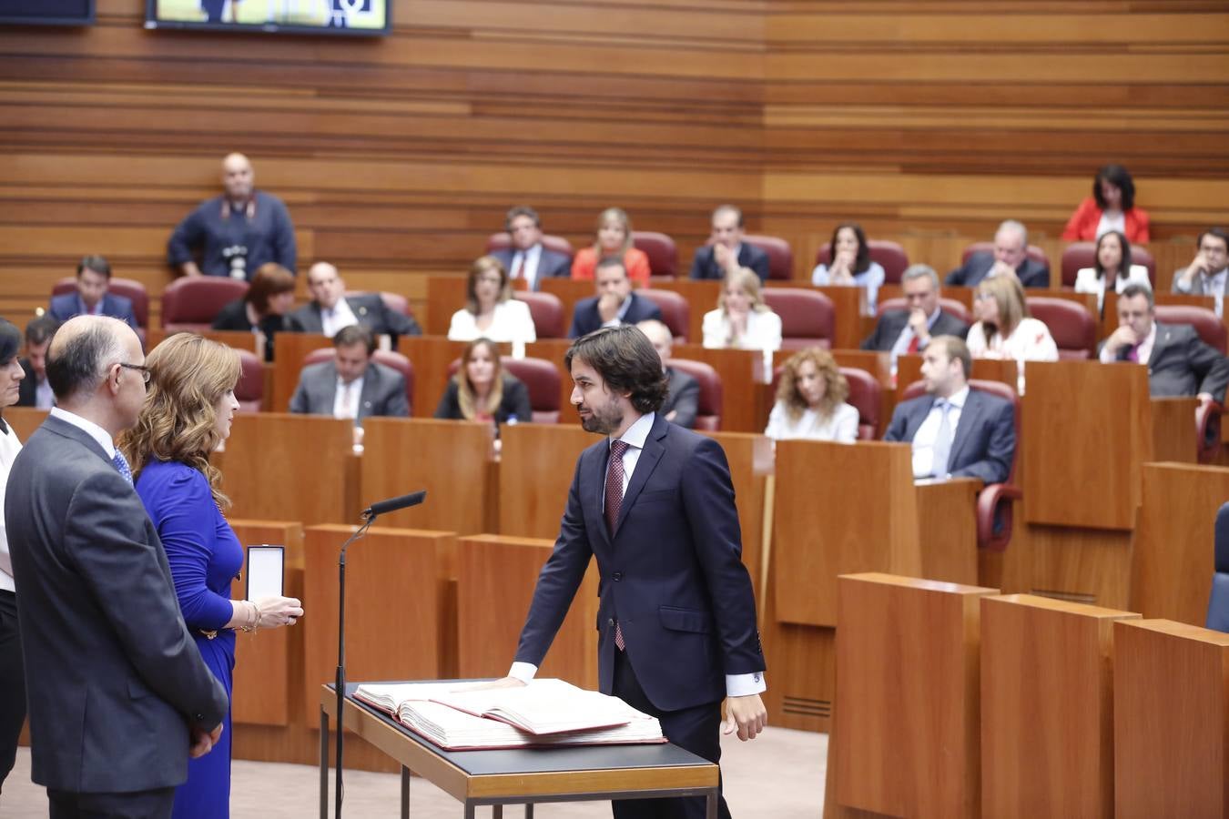 El procurador popular Alfonso García Vicente toma posesión de su cargo.
