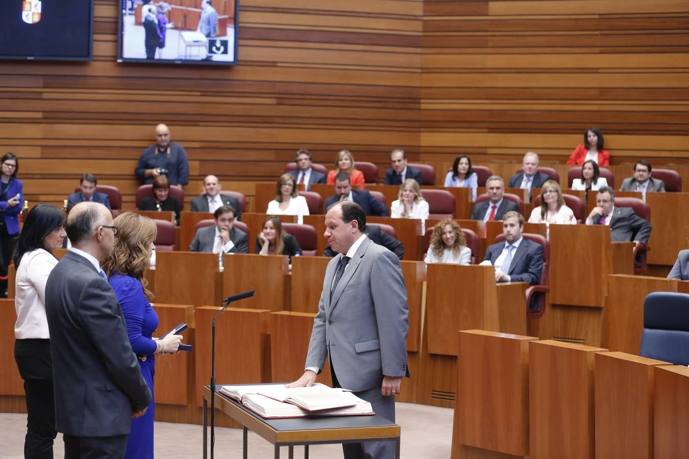 El procurador popular Pedro Antonio Heras Jiménez toma posesión de su cargo.