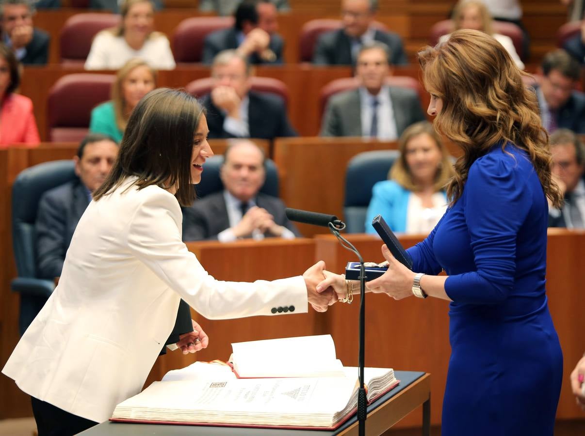 La procuradora socialista Laura Pelegrina toma posesión de su cargo.