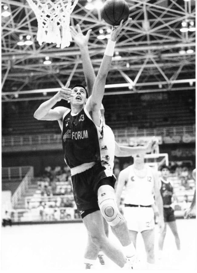 1990. Silvanos Bustos en uno de los partido del Fórum Valladolid.
