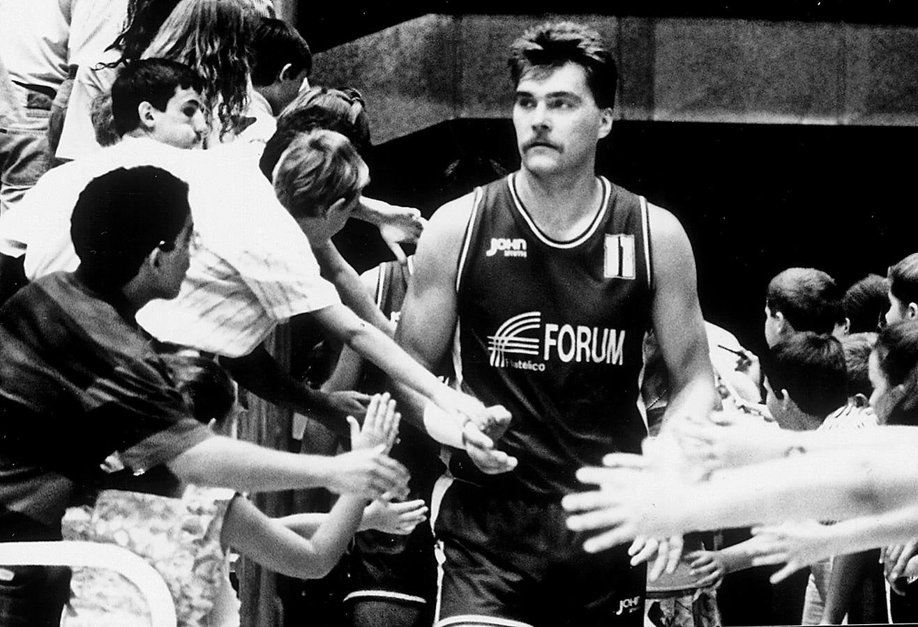 1991. El jugador del Fórum, Sabonis recibe el cariño de la afición tras un partido.