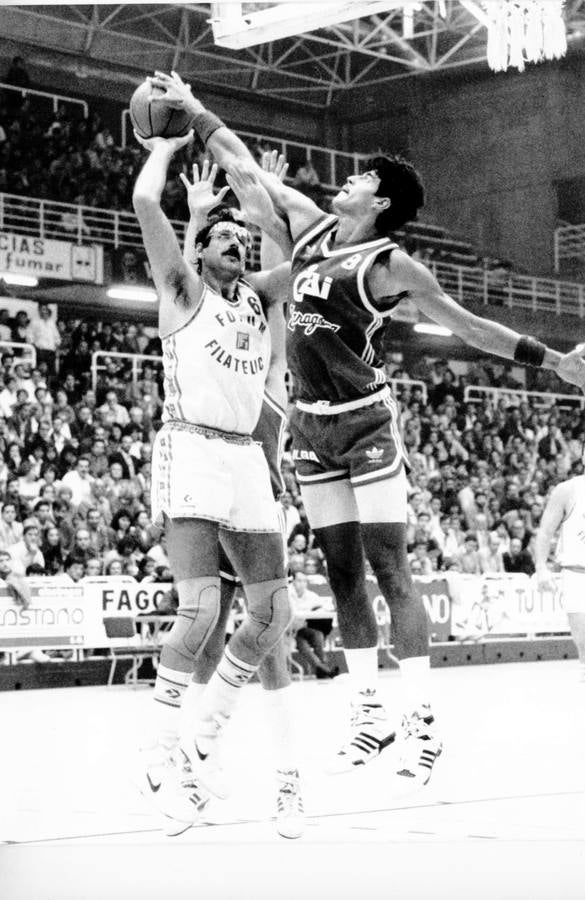1987 Duelo entre Philips, del Fórum y el jugador del CAI Zaragoza, Ortiz.