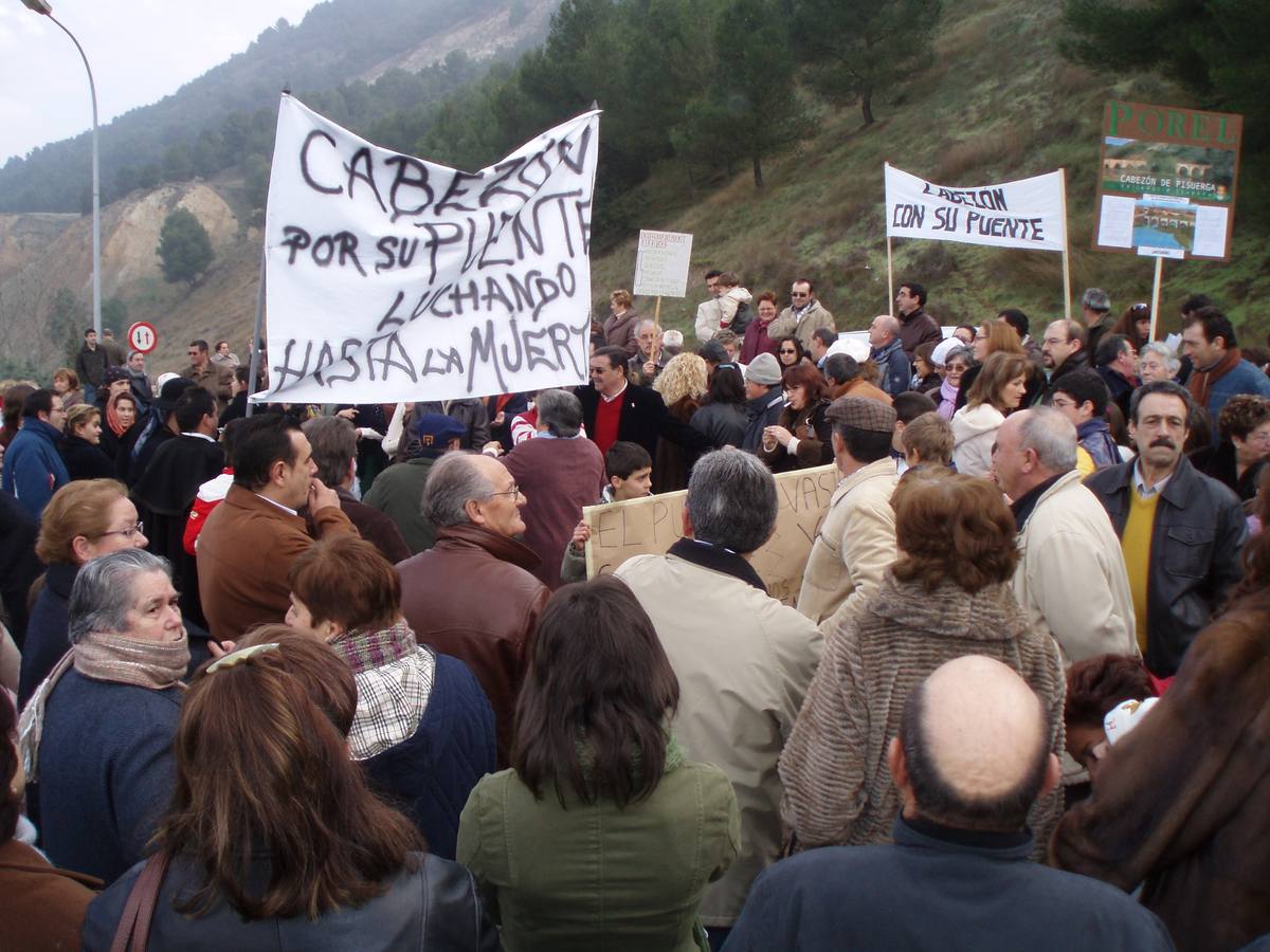 14.01.07 Vecinos de Cabezón de Pisuerga expresan su protesta con gritos y pancartas por el deterioro del puente romano.